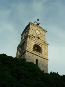 Ο γραφικός πύργος της «Ώρας», σύμβολο της Αράχωβας.